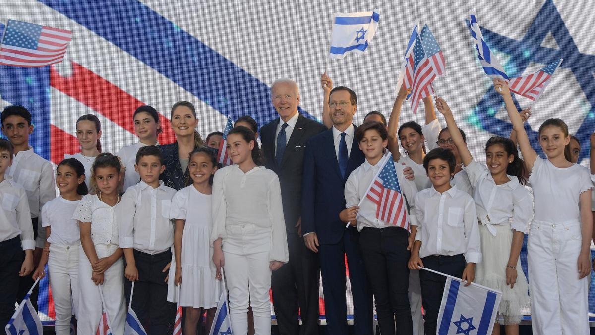 Biden con el presidente israelí, Isaac Herzog, en su residencia.