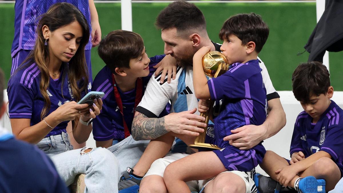 Messi habla con su hijo Thiago mientras su esposa Antonella mira su móvil, en presencia de sus otros dos hijos, en diciembre pasado. December 18, 2022 at Lusail Stadium in Al Daayen, Qatar - Photo Jean Catuffe / DPPI AFP7 18/12/2022 ONLY FOR USE IN SPAIN