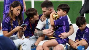 Messi habla con su hijo Thiago mientras su esposa Antonella mira su móvil, en presencia de sus otros dos hijos, en diciembre pasado.