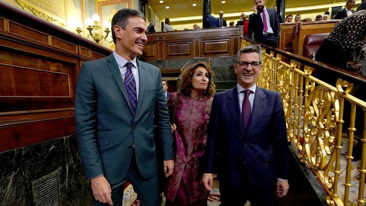 Pedro Sánchez, este jueves en el hemiciclo, junto a la ministra de Hacienda, María Jesús Montero, y el ministro de la Presidencia, Félix Bolaños.
