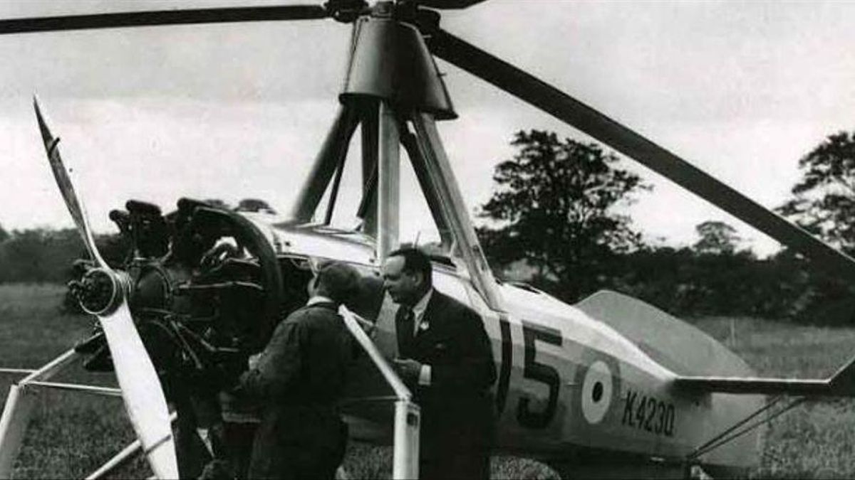 Juan de la Cierva junto al autogiro.