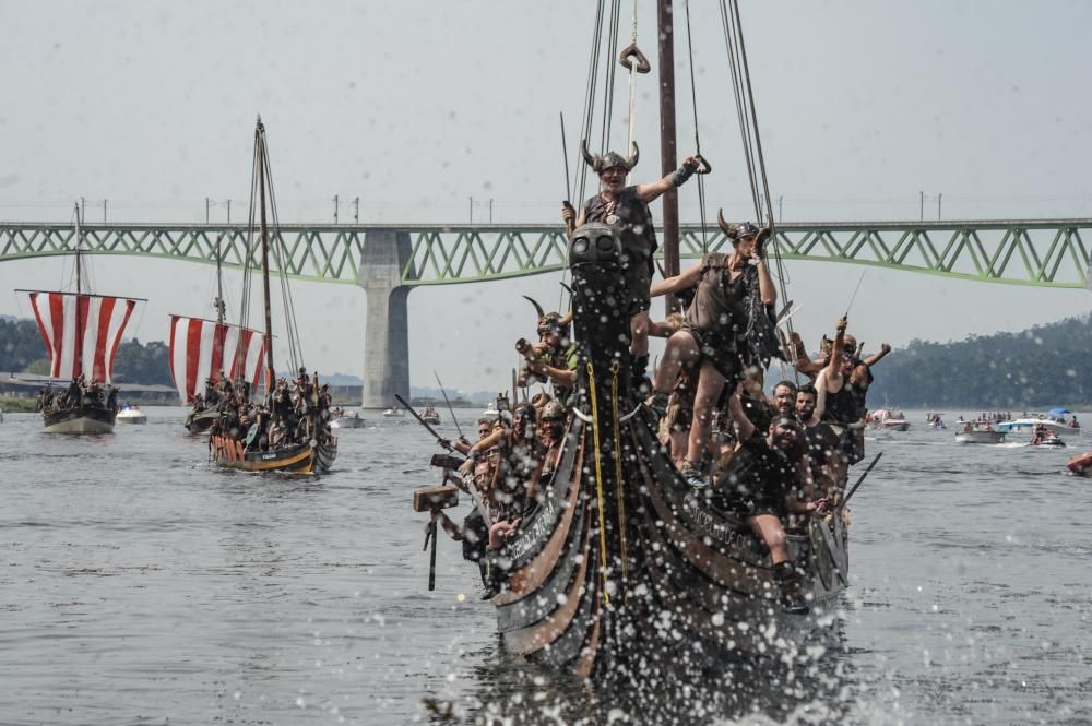 Las hordas vikingas desembarcan con sus armas y sus gritos de guerra en Catoira ante 30.000 personas.