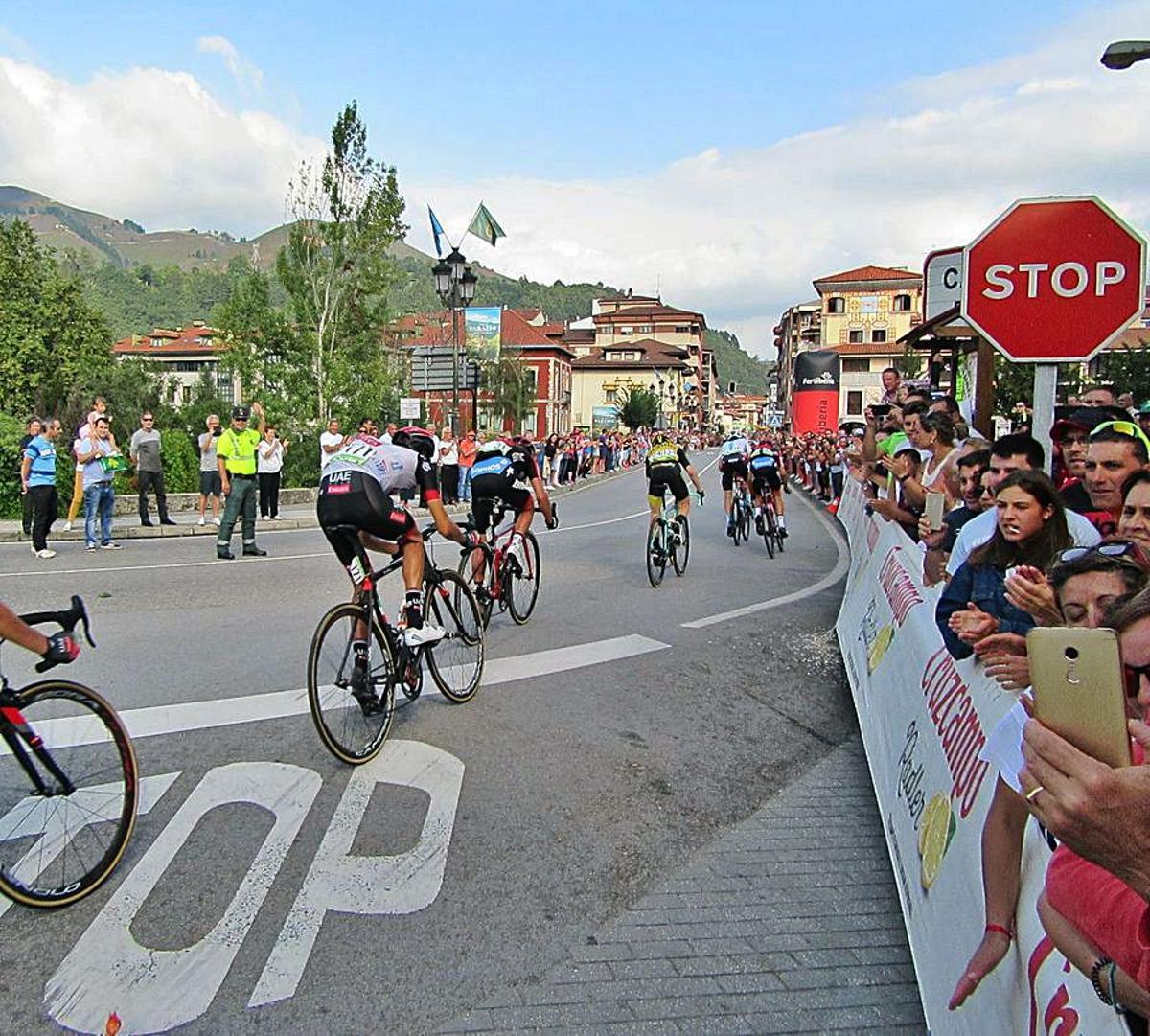 Participantes en una reciente edición de la Vuelta a España, a su paso por Cangas de Onís. | J. M. C.