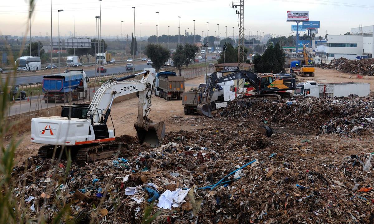 Uno de los puntos de acopio de residuos junto a la pista de Silla