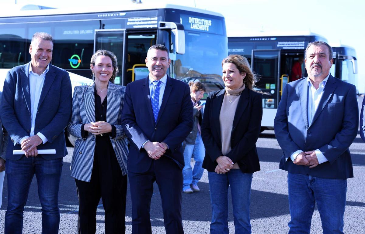 Presentación de cinco nuevas para el transporte interurbano en Lanzarote