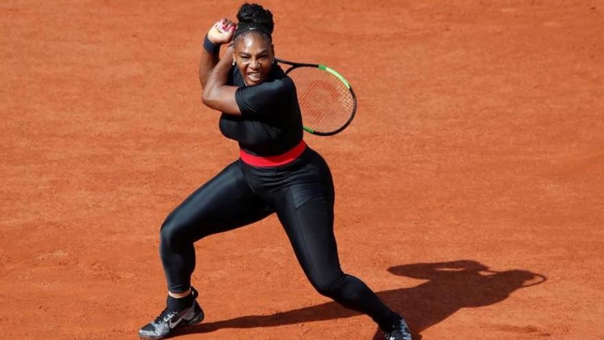 Serena Williams regresa ganando y llamando la atención