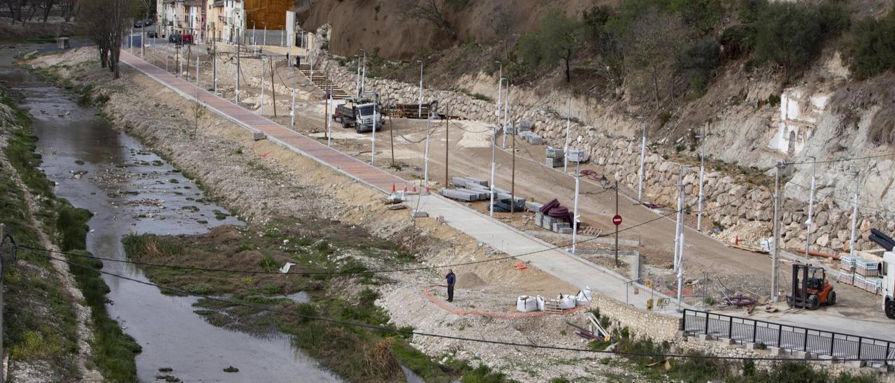 Trabajos de adecuación del parque fluvial de Cantereria en Ontinyent, el pasado miércoles.