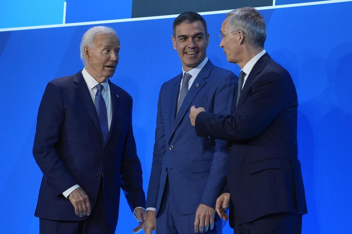 El presidente Joe Biden y el secretario general de la OTAN, Jens Stoltenberg (derecha), dan la bienvenida al primer ministro español, Pedro Sánchez, a la Cumbre de la OTAN, el miércoles 10 de julio de 2024, en Washington.