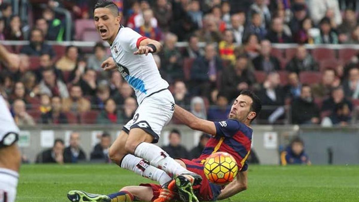 Sergio Busquets en acción durante el Barça-Depor