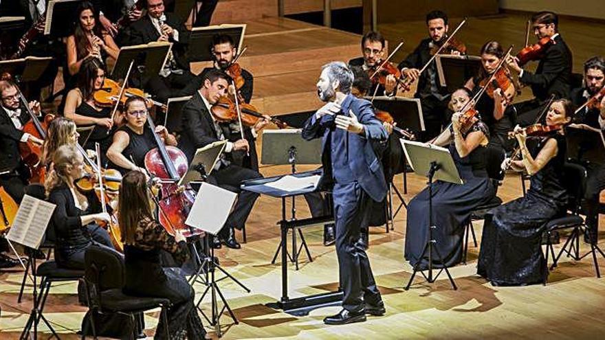 Josep Vicent dirige la orquesta ADDA Simfònica.