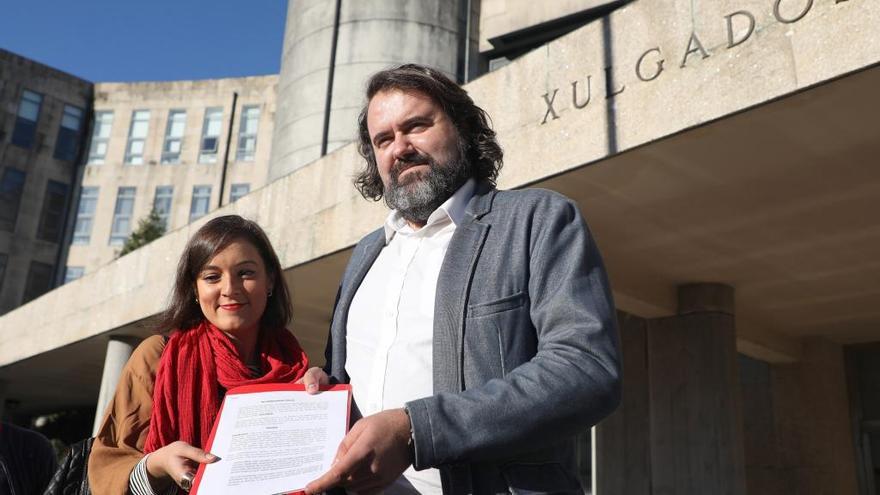 Eva Solla y Rubén Pérez antes de entregar la denuncia a la Fiscalía. // Xoán Alvarez