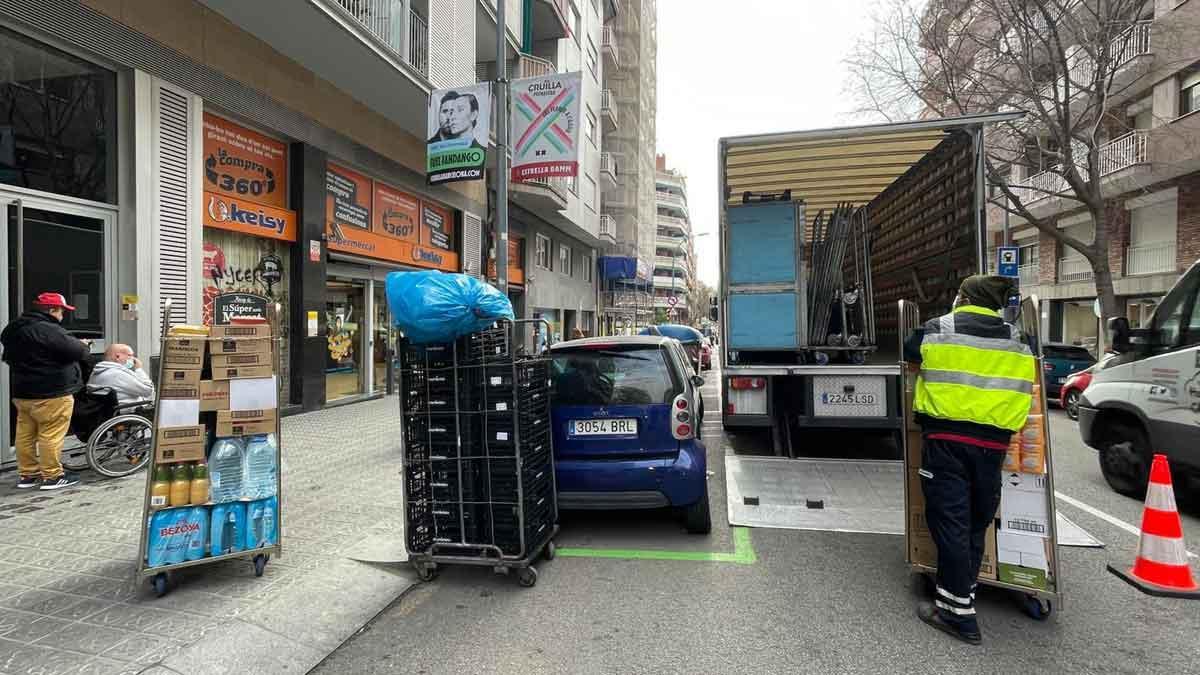 Un camión descargando frente a un supermercado Keisy del Fort Pienc.