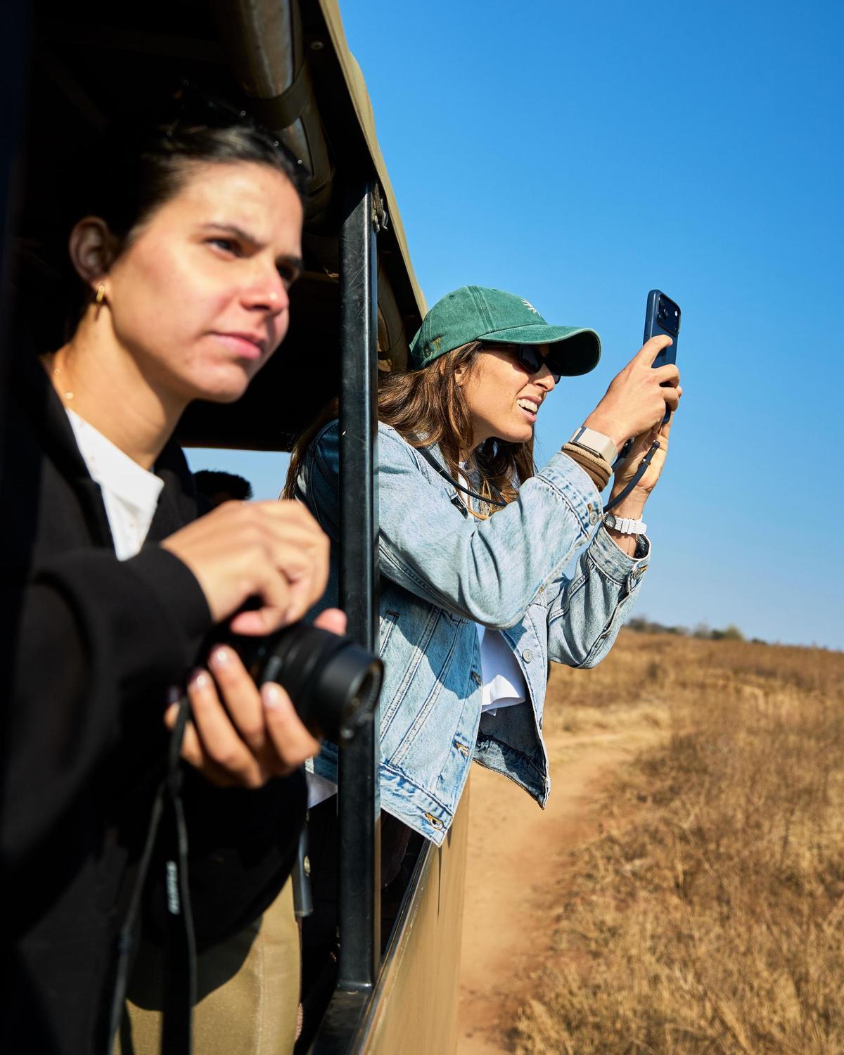 Gemma y Delfi haciendo fotos a los animales