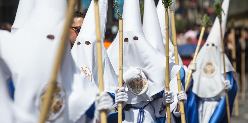 Las calles de Alicante se llenan de fieles en las procesiones del Domingo de Ramos