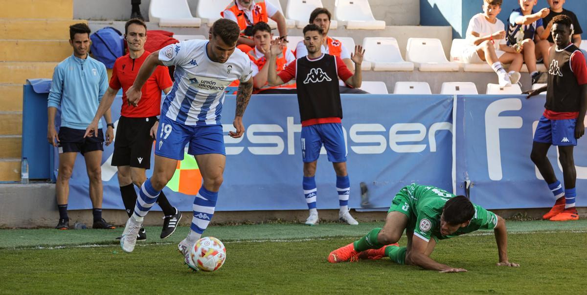 Raúl Alcaina se libra del marcaje de su defensor, al que deja en el suelo en el duelo con el Cornellà.