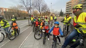 Bicicleta, nens i escola, una aliança al més pur estil ‘Stranger things’