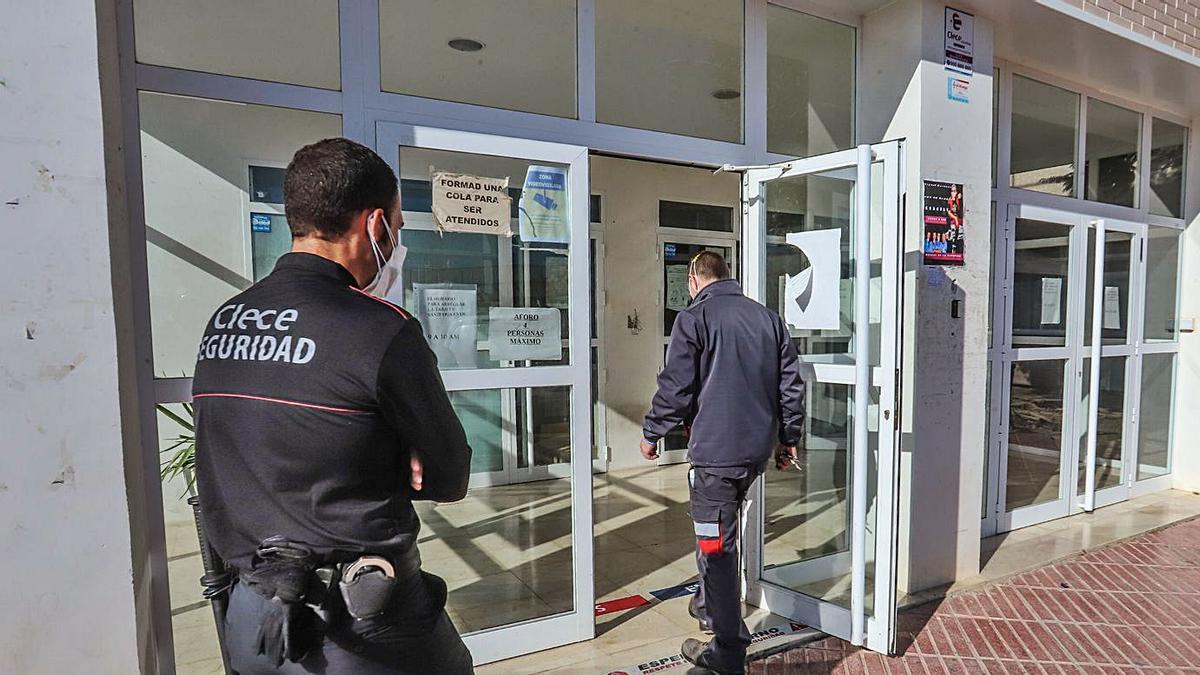 Los vigilantes también ayudan a que no se formen aglomeraciones a las puertas de los centros. | TONY SEVILLA