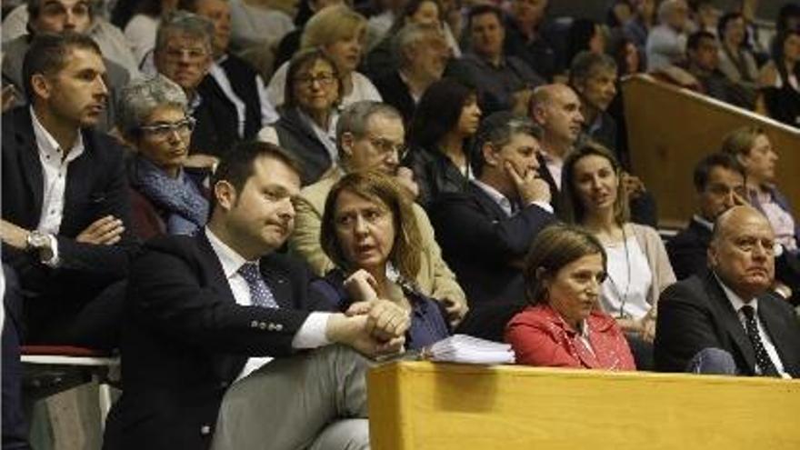 Gerard Figueras, secretari general de l&#039;Esport, Marta Madrenas i Carme Forcadell a la llotja de Fontajau.