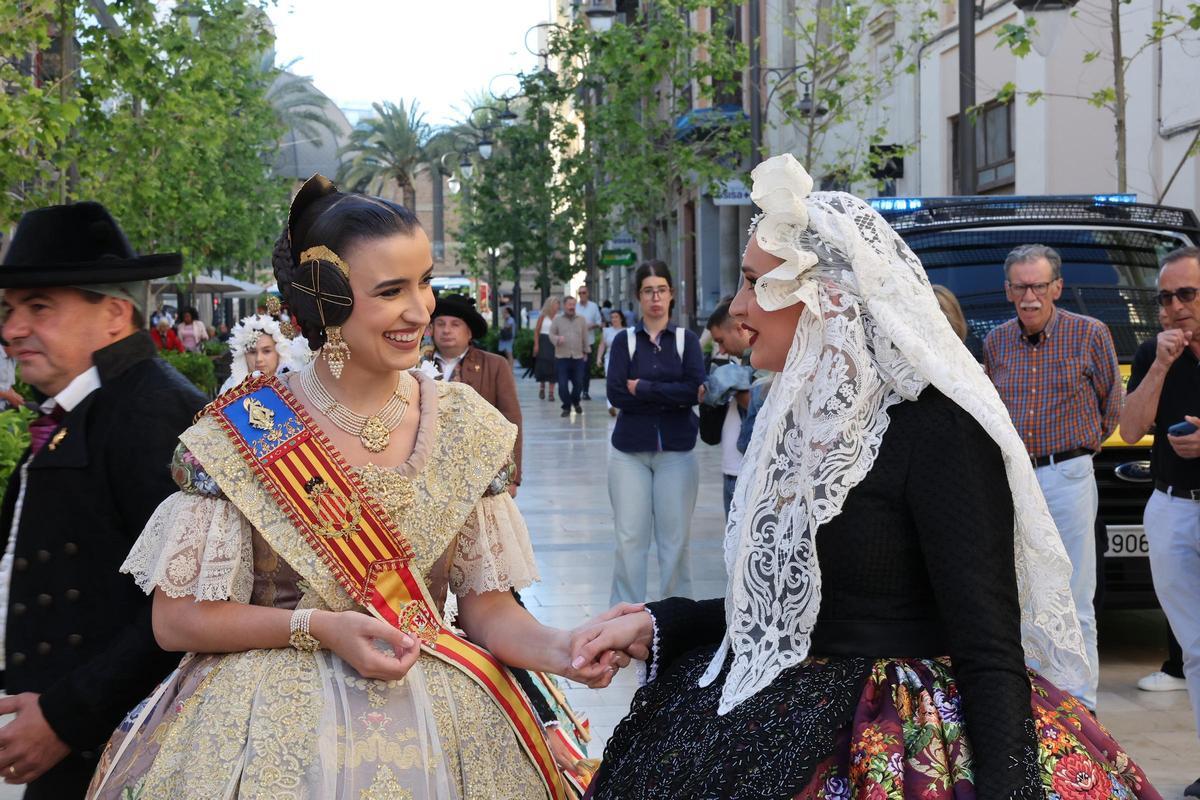 Carmen Prades visita Alicante para la proclamación de la Bellea del Foc, María Pastor