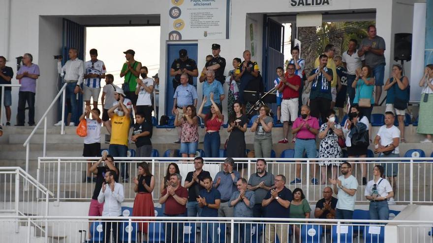 Palco de autoridades y aficionados crevillentinos aplaudiendo a su equipo