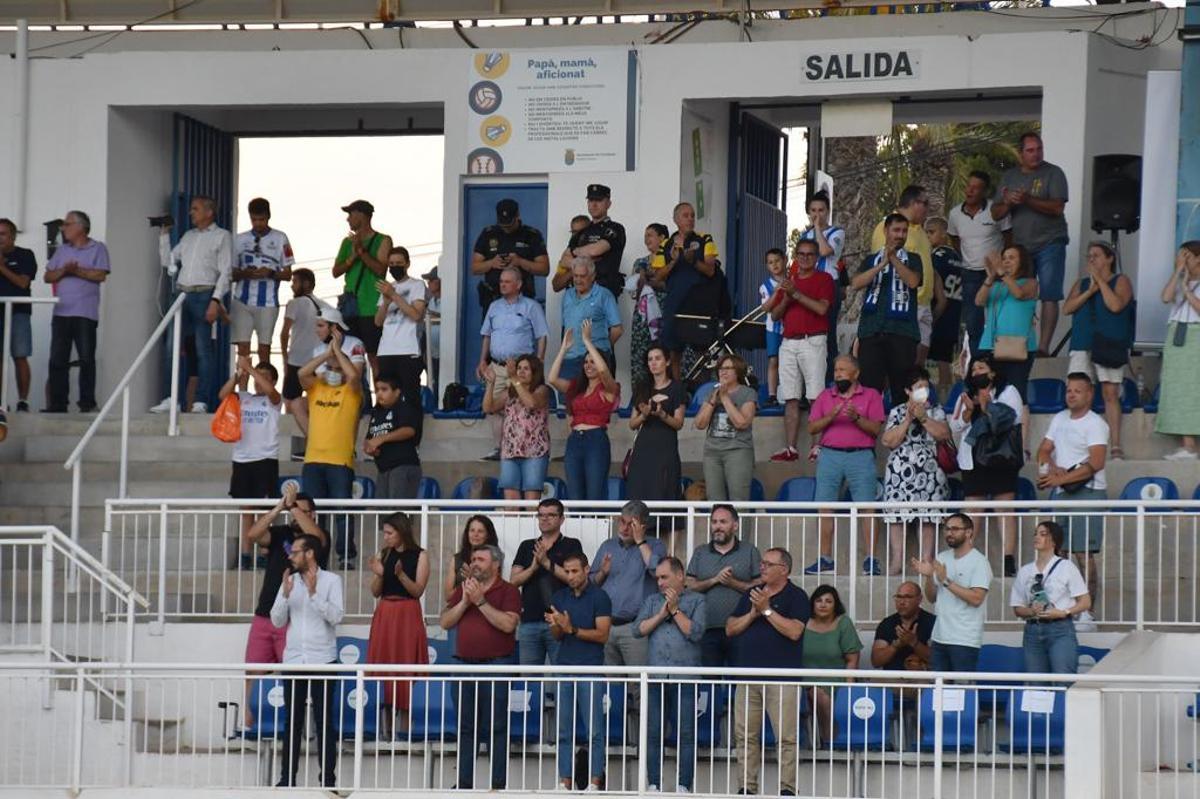 Palco de autoridades y aficionados crevillentinos aplaudiendo a su equipo