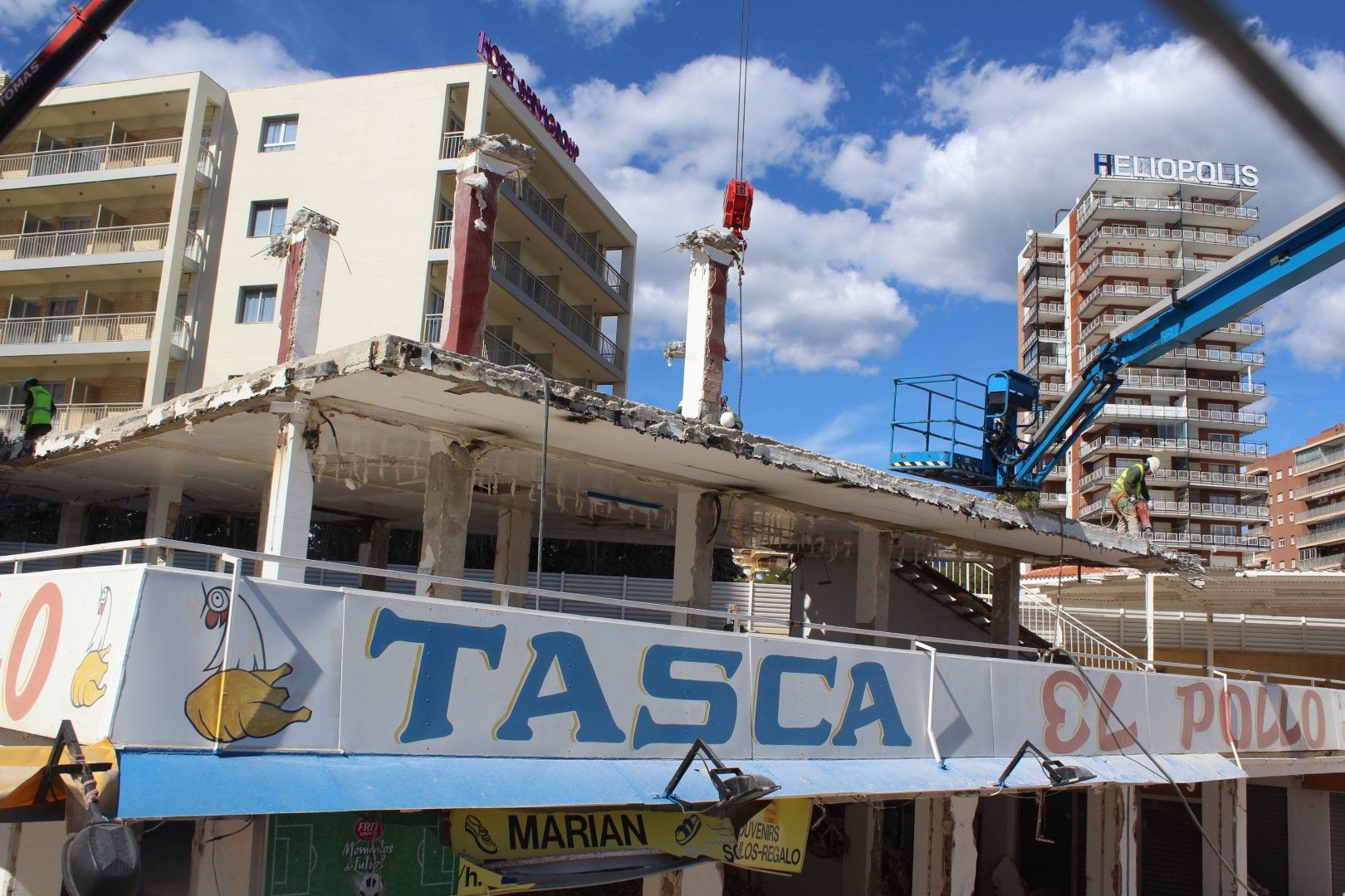 Empieza el derribo de la mítica Tasca El Pollo en Benicàssim