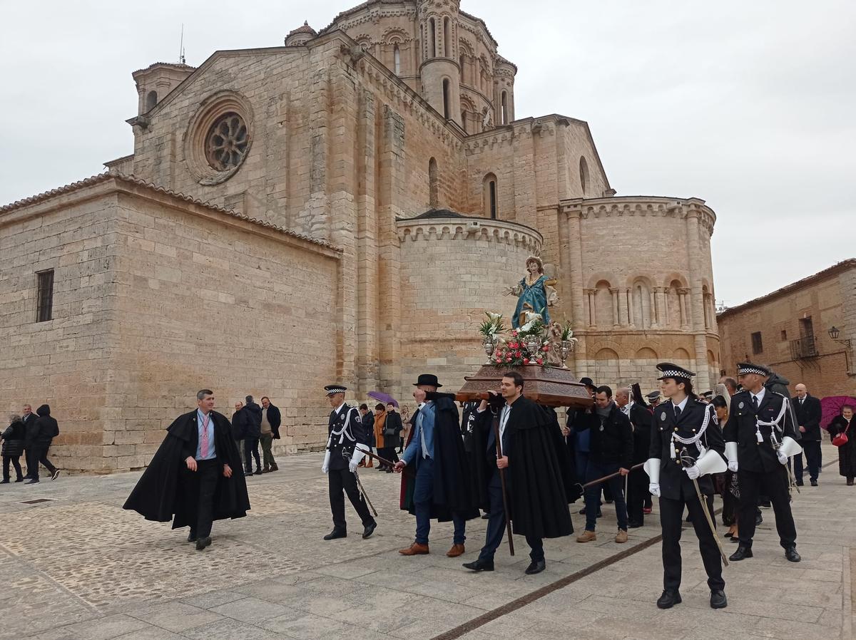 Policías y cofrades acompañan a la imagen del Ángel de la Guarda en la procesión