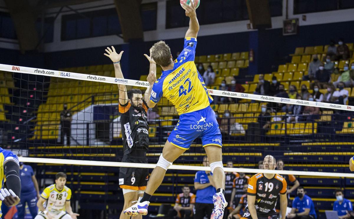Matt Knigge se eleva para conectar un remate ante el bloqueo de un jugador del Teruel, ayer, en el Centro Insular. | | LP/DLP