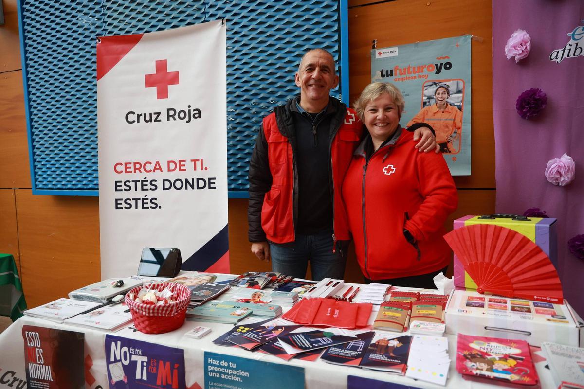 Bernardo Silveira, de Cruz Roja, junto a una compañera.