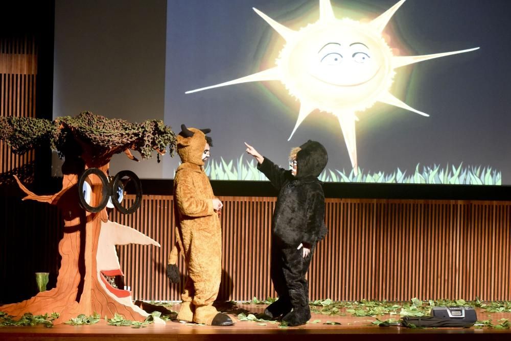 El grupo de teatro Espazo +60 Afundación representa la adaptación teatral de 'Os vellos non deben de namorarse' de Castelao.