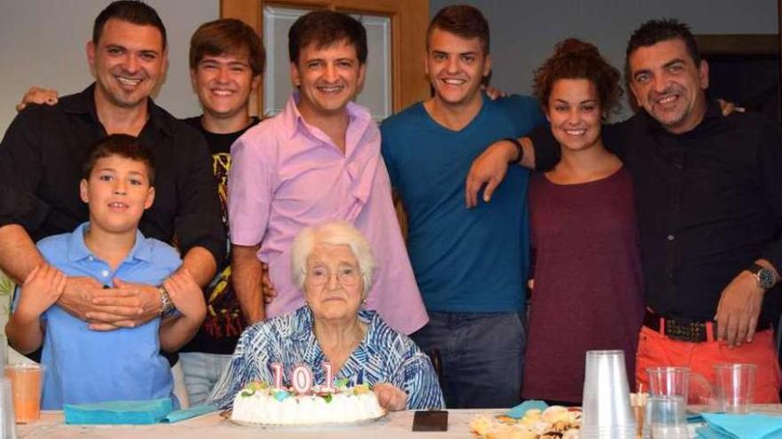 Florinda Agripina con sus nietos y un bisnieto, junto a su tarta de cumpleaños.