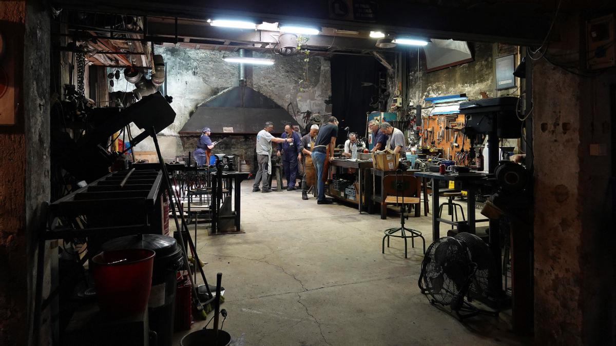 Vista general del taller de forja de Guillermina Morales en el Raval.