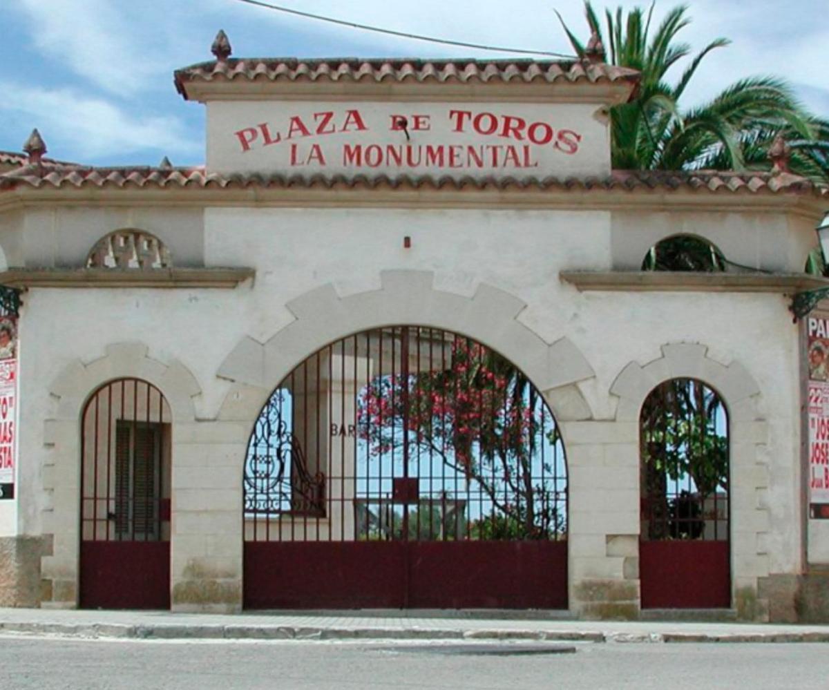 Entrada principal de la plaza de toros La Monumental de Muro.