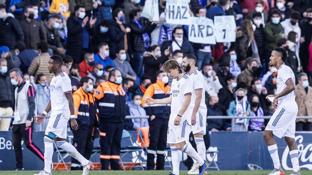 Los madridistas abandonan el césped del Coliseum tras perder ante el Getafe. |  // EFE