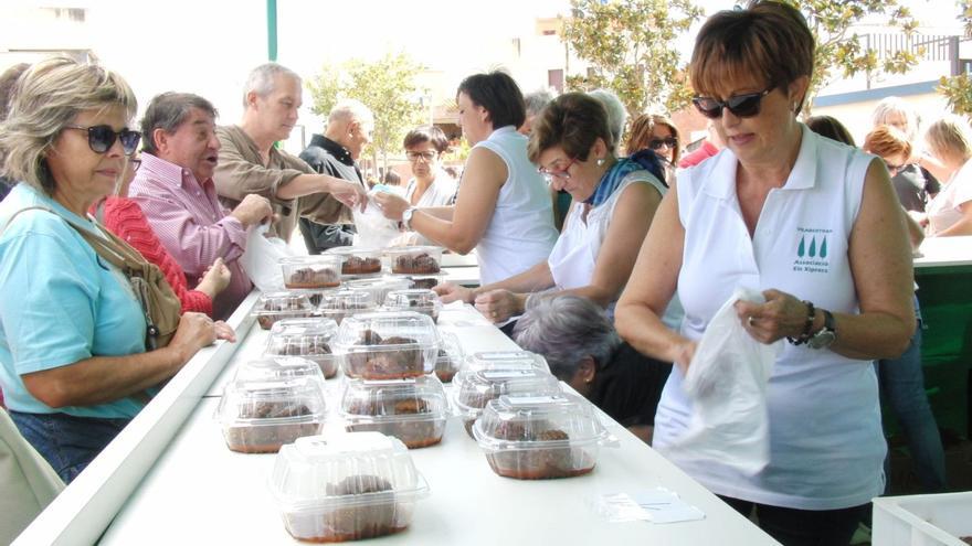 La parada central de les pomes de relleno posarà a la venda unes tres mil unitats cuinades pels voluntaris del poble. | FRANCESC AGUILERA