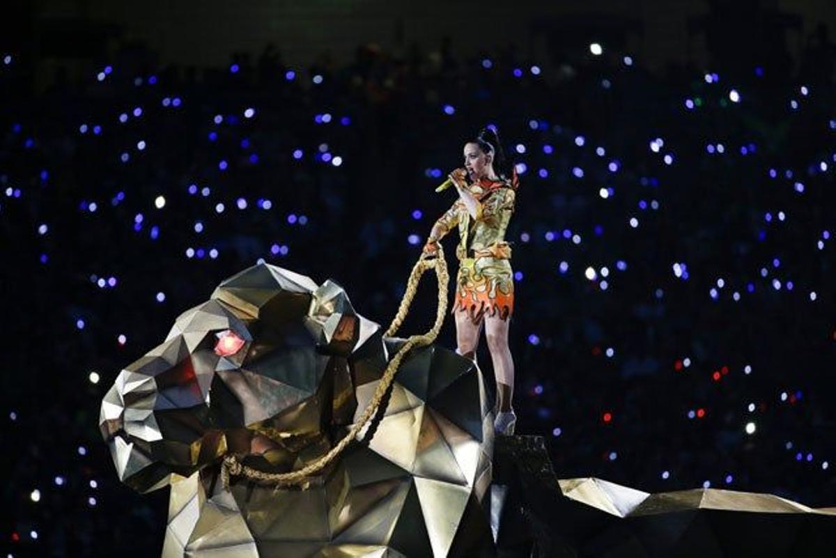 Katy Perry subida en un león dorado en su actuación en la Super Bowl 2015