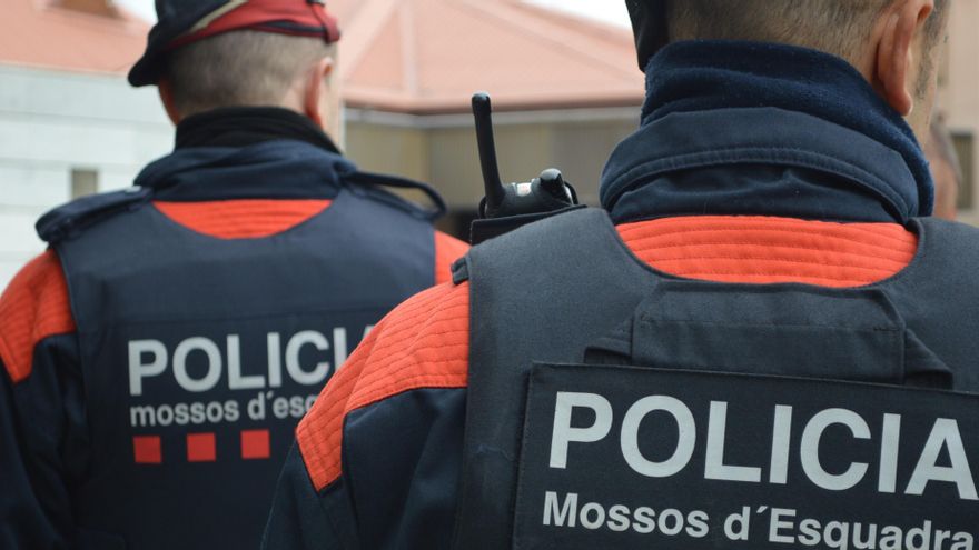 Una imagen de archivo de dos agentes de los Mossos.