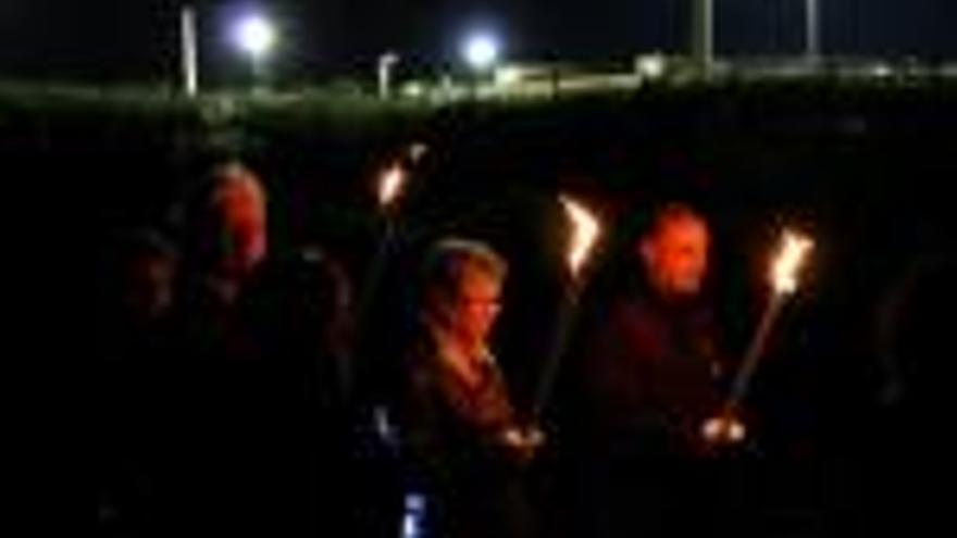 Manifestants amb torxes, caminant pel perímetre de la presó de Lledoners.