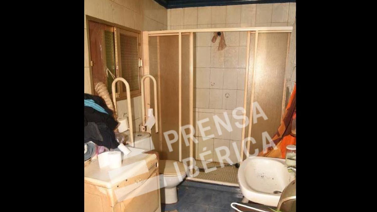 La Guardia Civil destaca en su informe el desorden y la suciedad que había en casa de Julián y Manuel, especialmente en el baño y la cocina.