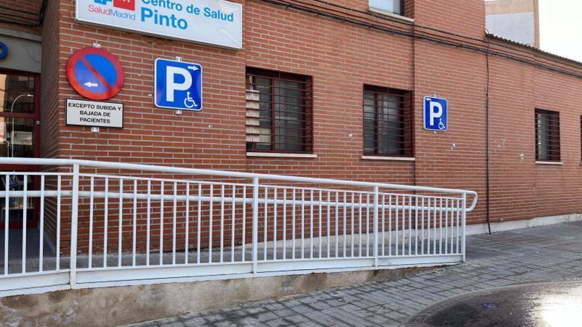 Acceso a un centro de salud de Pinto en una imagen de archivo.