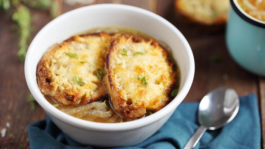 Una sopa de ceba elaborada i servida a la manera francesa