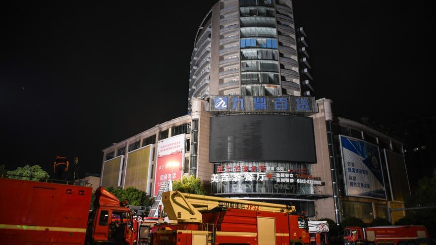 Un incendio en un centro comercial chino deja al menos 16 muertos