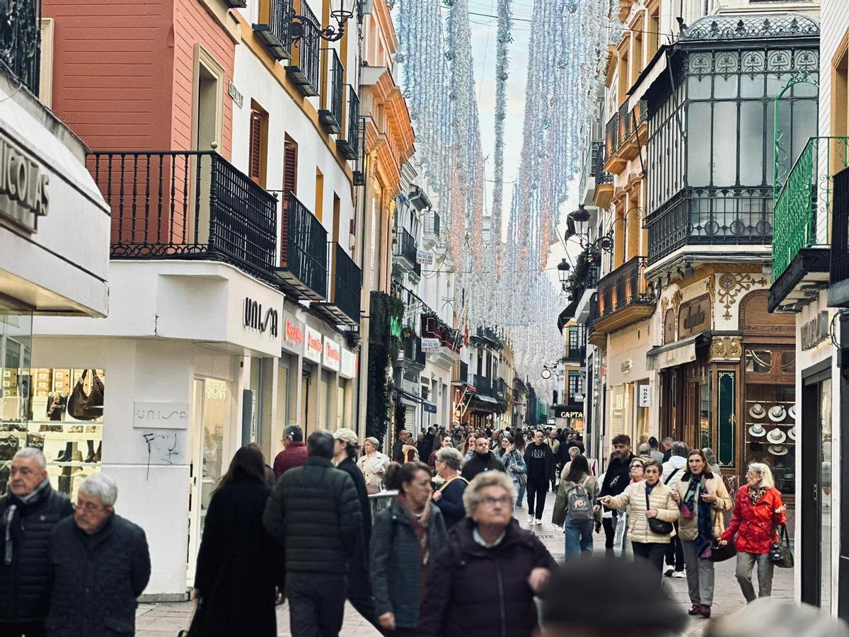 Transeúntes en la calle Sierpes.