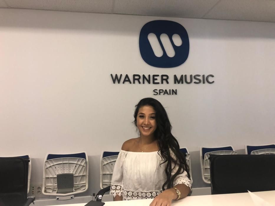 La cantante eldense Shakira Martínez firma con Warner Music.