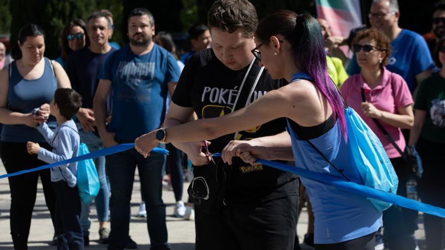 Seila Fernández, Presidenta de Autismo Zamora, dando inicio a la marcha junto a un chico con autismo. | A. B.