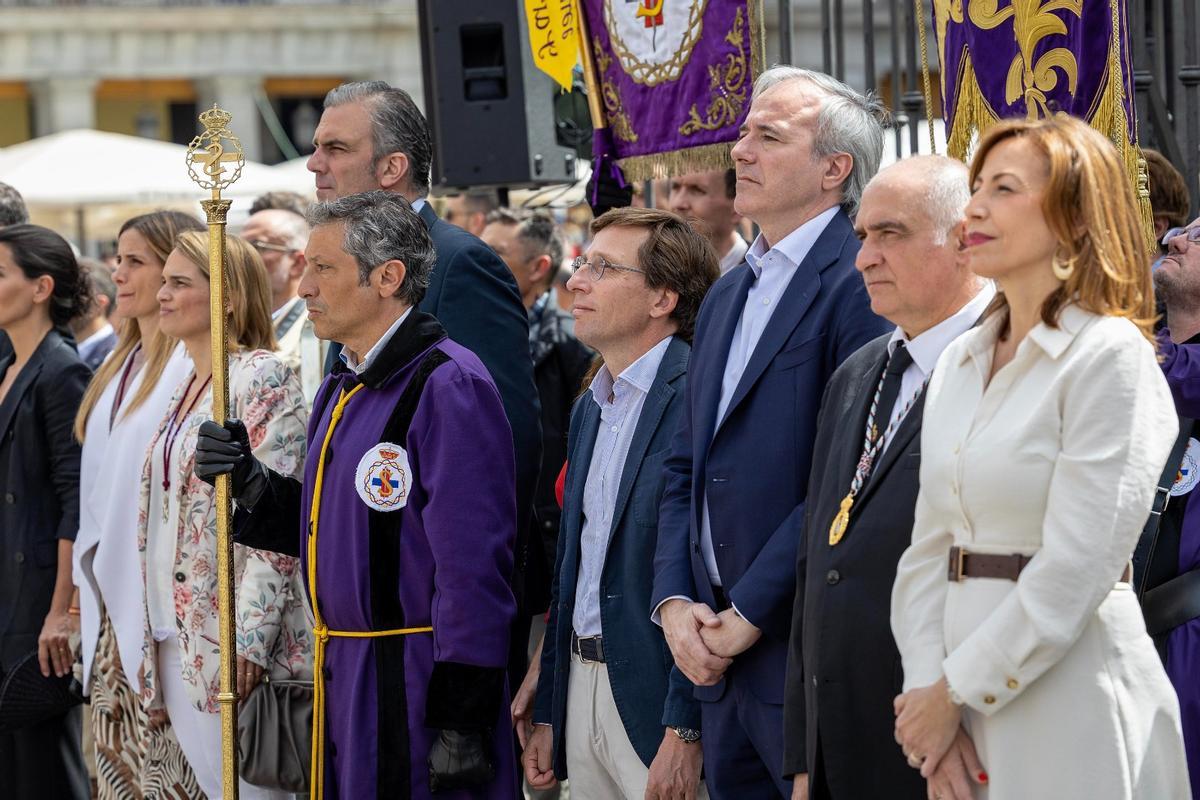 Almeida, Azcón y Chueca durante la tamborrada