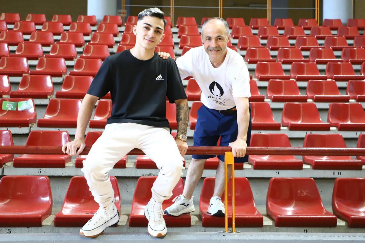 Padre e hijo en la grada del Palacio de Deportes Vista Alegre.