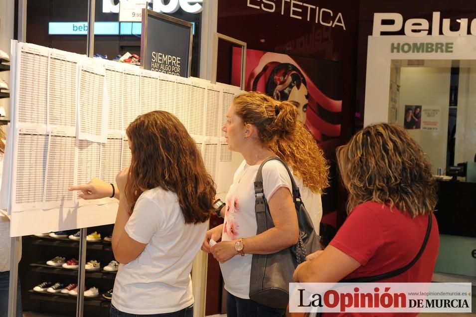 Entrega de dorsales para la Carrera de la Mujer.