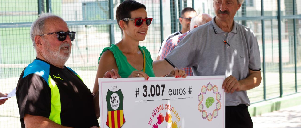 La APFV de Castellón entrega un cheque de 3.007 euros a Bárbara Congost, presidenta de ASEMICV.