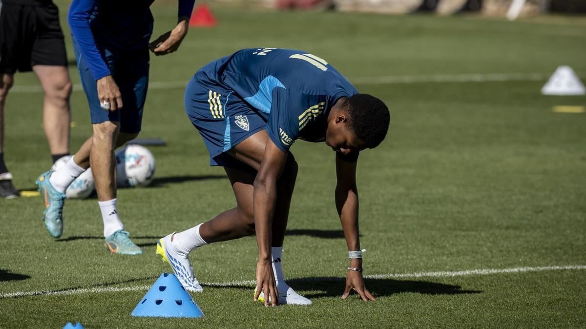 Álex Gomes se dispone a realizar un ejercicio en un entrenamiento del Real Zaragoza. ENTRENAMIENTO DEL REAL ZARAGOZA EN LA CIUDAD DEPORTIVA